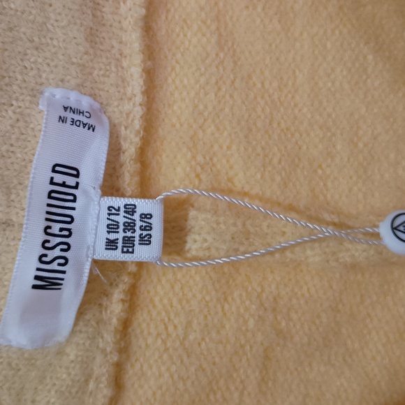 Missguided Yellow Knit Shorts Embroidered Flowers Size US 6-8 S - Picture 3 of 3